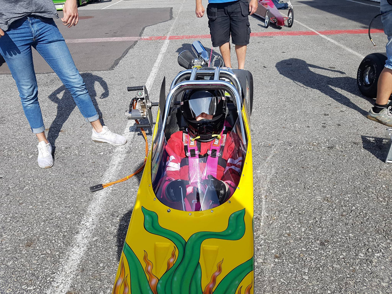 Felicia Rudnert i sin Junior Dragster